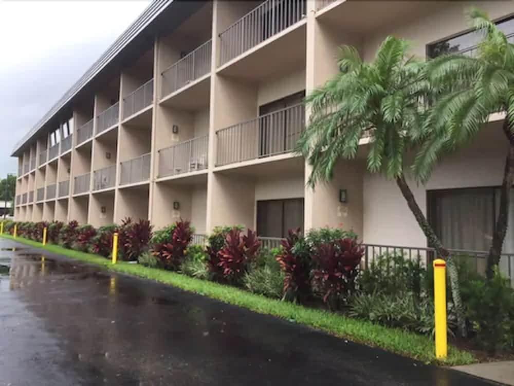 Baymont By Wyndham Bonita Springs Hotell Eksteriør bilde
